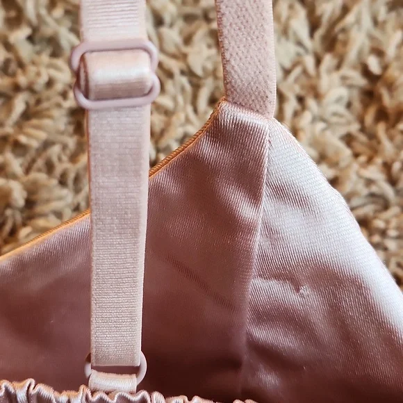 Silky metallic creamish/pink crop tank top with adjustable straps womans small - Picture 4 of 12